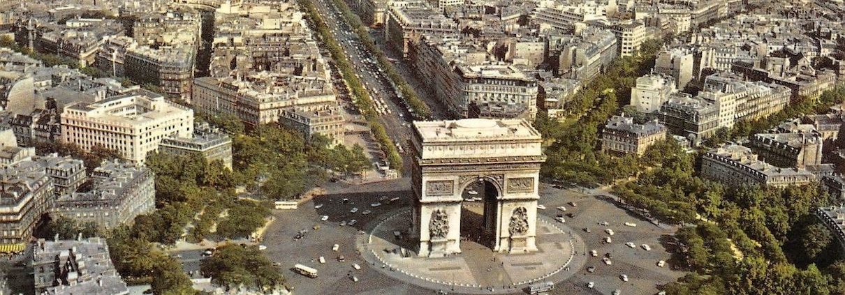 Photo ancienne de l'Arc de triomphe en vue aérienne