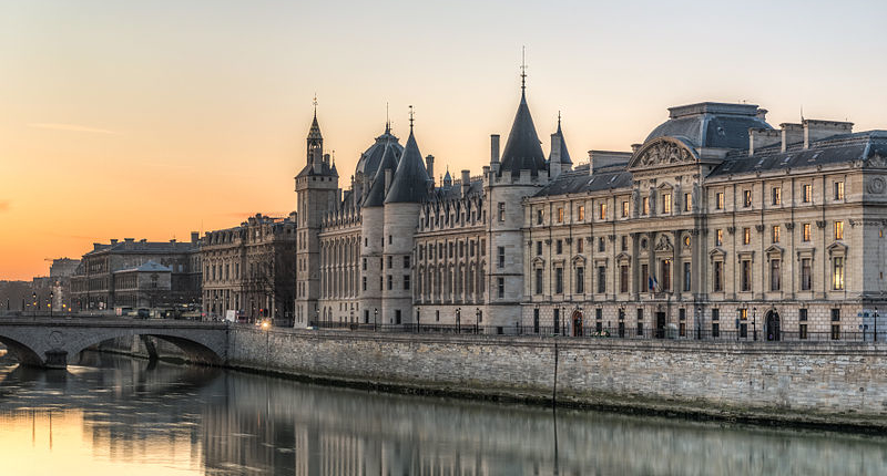 Vue du Palais de justice de Paris depuis les quais de Seine