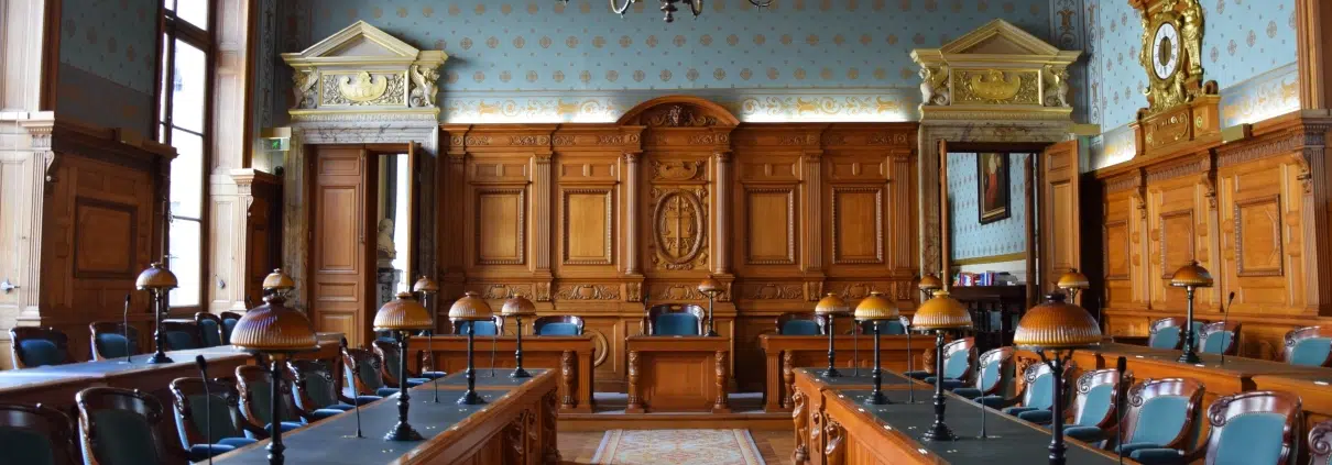 Intérieur de salle dans un Palais de justice